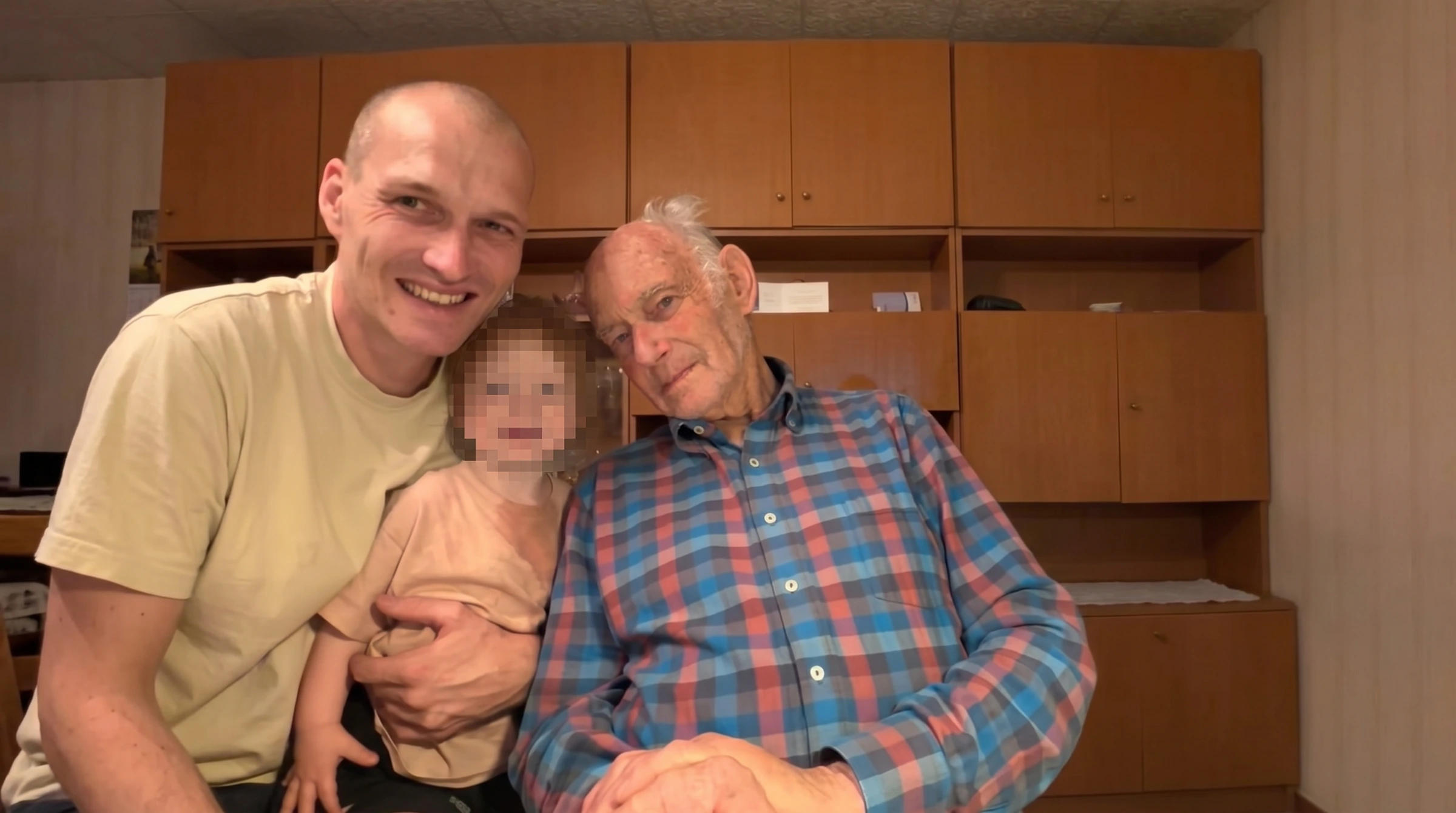 Michael, sein Opa und sein Sohn zusammen im Wohnzimmer.